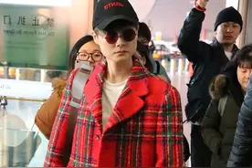 李宇春红色呢子大衣加身 长袜外露干练又帅气图片