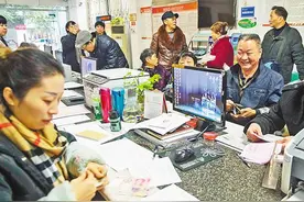 社区办理65到70岁老年人公交免费IC卡第一天 平均5分钟办理一个图片