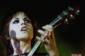 爱尔兰小红莓乐队女主唱在伦敦逝世 享年46岁图片