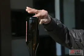 厉害！67岁老人单掌劈砖 两指倒吸啤酒瓶图片