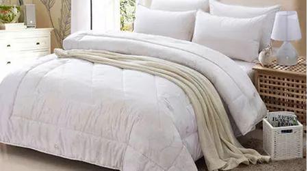 「羊毛被大讲堂」羊毛被被好还是蚕丝被好 羊毛被优缺点大比拼