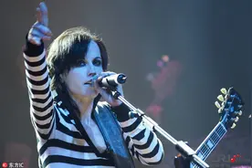 小红莓乐队主唱桃乐丝突然去世死因未公布 王菲曾翻唱其歌曲图片