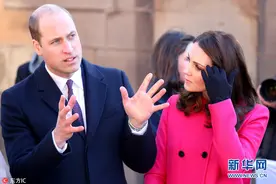 威廉王子夫妇走访教堂 凯特王妃挺孕肚与人群热情互动图片