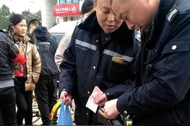 长沙城管自掏腰包买下老人腌菜，劝其早点回家休息图片