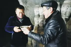 绍兴男子4000多坛老酒“求搬家” 有人想购买收藏图片