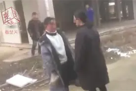 嘉鱼初中女生被同学轮流扇耳光，校方道歉，违纪学生已受处分图片