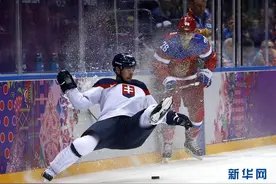 冰雪运动百科⑩｜冰球：运动员要穿戴包括头盔、手套、护带等在内的护具图片