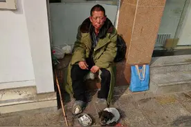 大爷流浪在成都：虽然生活很苦，好在有一个狗狗作伴图片