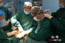 医生为患儿做手术连续9小时 边打针边进行图片