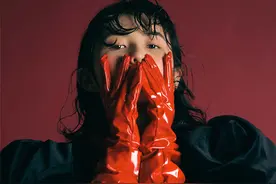 张子枫曝油画艺术风写真 湿发造型“甜酷范”十足图片