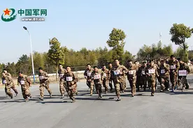 没有军衔又怎样,专武干部考核照样实战化图片