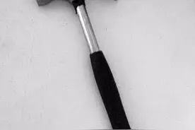 男子用铁锤击打3个月大婴儿头部，致其重伤！家属未拿到分文赔偿图片