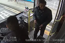 落下的电脑被男乘客顺手拿走,都被车载监控记下了…图片