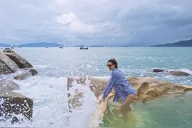 何穗海边玩下衣失踪大秀美腿 单穿衬衣尽显性感好身材图片
