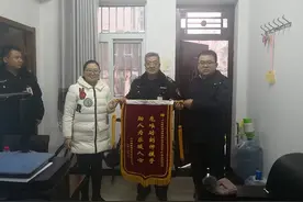 郑州一婴儿被食物卡住气管  城管队员飞车送医图片