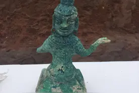 成都天府新区发现崖墓群 出土“大眼高鼻异域风”青铜人像图片