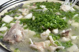 9条鱼炖汤鲜香美味，汤汁浓白太好吃了，做法简单，关键不能少它