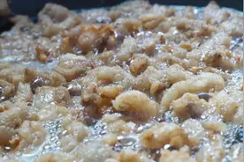 看了农村大妈炼猪板油，炼猪油到底要不要放盐的谜团终于打开视频封面