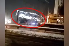 2死1伤！江苏一通勤车与火车相撞 官方回应视频封面