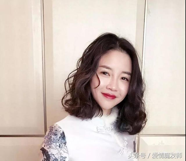 女人四十岁后烫发,多选这3种,气质又时尚(2021短发型图片女减龄烫发)
