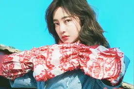 王丽坤最新街拍曝光 完美诠释混搭时尚视频封面