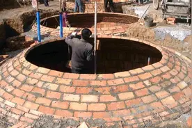 实拍：农村猪场新式沼气池的建设，养猪环保赚钱有保障！