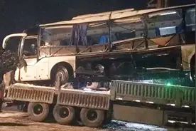 实拍：江苏沛县一运输火车与通勤大巴相撞 2人死亡视频封面