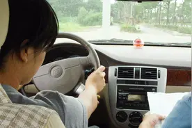 自动挡汽车挂D档，车子会有轻微抖动怎么回事？是这里出了问题视频封面