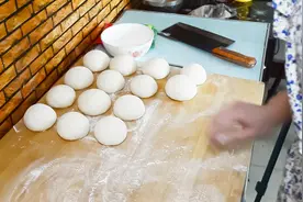 碱面馒头的做法，农村媳妇用传统手法蒸出松软醇香的馒头