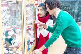 商场娃娃机里面为什么总抓不到娃娃？看完才明白其中猫腻