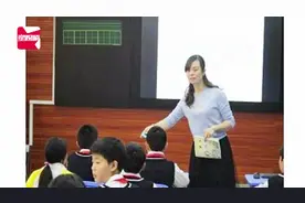 “高铁扒门”女子为一小学教导处副主任，已停职检查