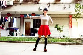 农村大姐在门口跳广场舞 只有32步一遍没看完就学会了