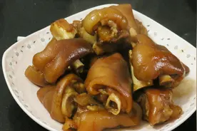 是真的吗？电饭煲不用一滴水 炖出的猪脚肥而不腻 一人吃掉一大盘