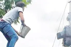 印度电工全是武林高手，变压器着火直接用水浇，触电直接被群殴！