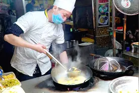 街头小吃——南宁夜市，小情侣们逛街吃起来！