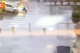 男子违停汽车拒绝检查 开车将交警顶出20米视频封面