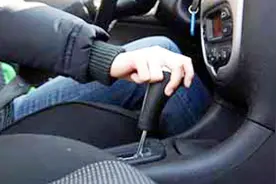 手动挡车型打齿易毁变速箱，开车换挡要注意正确方法！视频封面