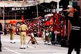 印度士兵高抬腿失误，巴基斯坦观众严肃点不要笑视频封面