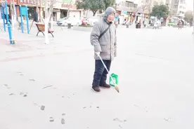 广元街头老爷爷用扫把那么大的笔写字，字体刚劲有力，厉害！视频封面