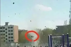 恐怖！小学生竟被风卷上天！动图还原惊悚场面！图片