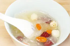 红枣银耳莲子羹的最简单做法，包你一学就会，温暖整个冬季视频封面