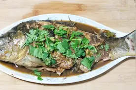今天咋吃饭：这样炖出来的鱼好味道，教你怎么炖鲤鱼，看了就想吃