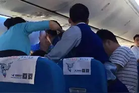 厦航空姐飞机上急救乘客 网友：乘客“捡”回一条命图片