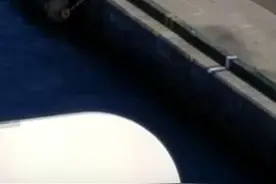 画面令人动容 轮船开走 被丢下的母亲下跪招手求上船图片