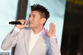 心中默念“诗诗对不起”吴奇隆变翩翩王子遭花痴歌迷熊抱一脸担心图片