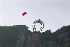 世界低空跳伞淘汰赛 体验3秒钟生死时速图片