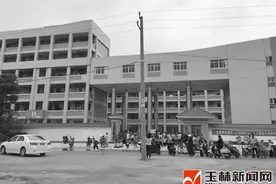 电线杆立在万秀小学门前的路中间图片