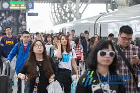 南京火车站迎“五一”客流高峰图片