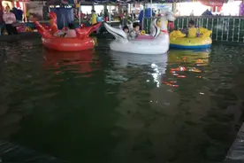 步行街口搭起水上乐园，孩子游乐安全令人堪忧图片