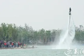 三台山水上飞人“蛟龙出海”图片